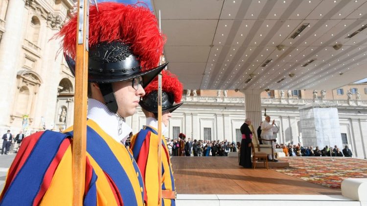 Sv&aacute;jci g&aacute;rdist&aacute;k a bazilika előtti emelv&eacute;ny mellett