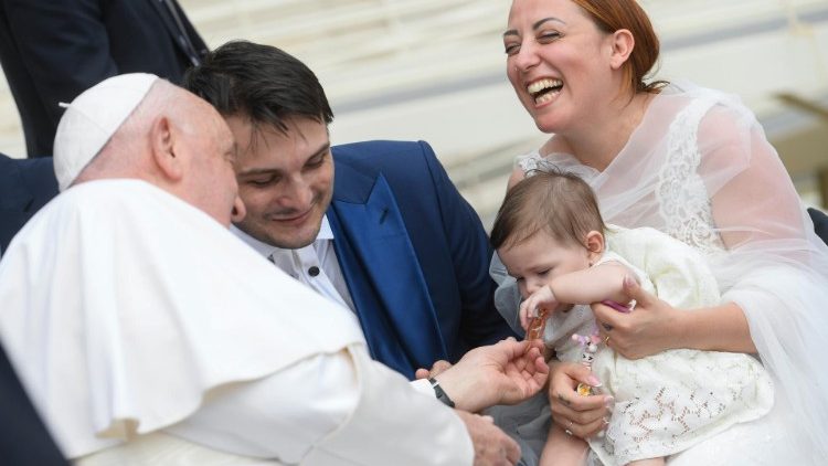 Ferenc p&aacute;pa h&aacute;zasp&aacute;rokkal tal&aacute;lkozik