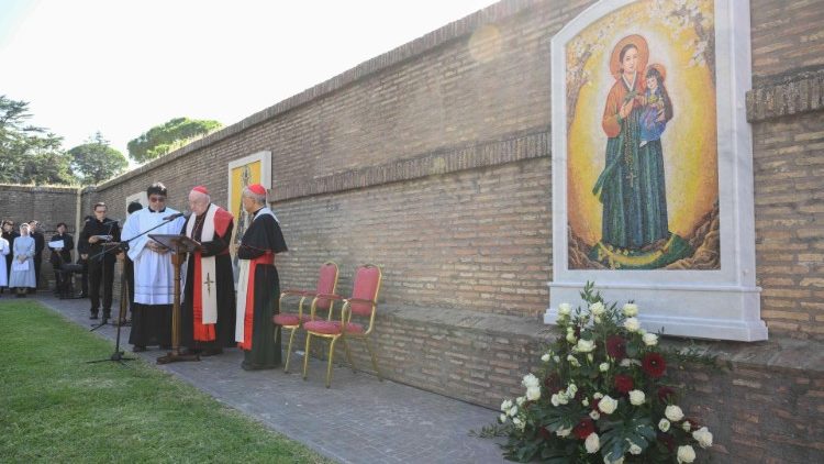 Inauguração do mosaico mariano nos Jardins Vaticanos