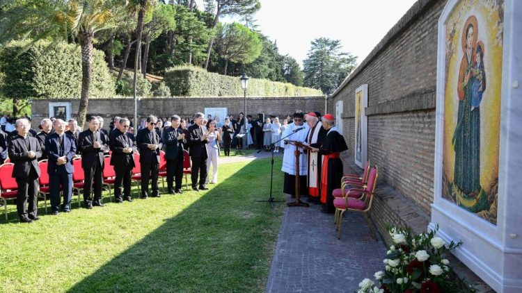 Inauguração do mosaico mariano nos Jardins Vaticanos