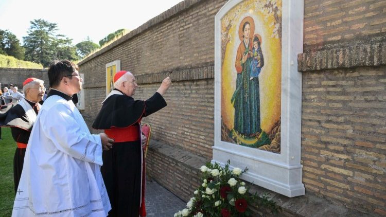 Momento em que Mosaico é abençoado nos Jardins Vaticanos