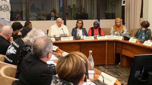 Papež a lidová hnutí: deset let „sociální poezie“