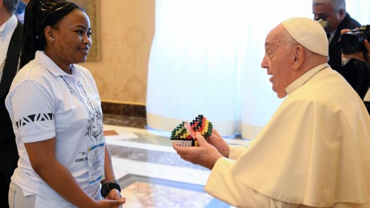 Papa Francesco riceve un dono dai membri del Movimento internazionale di studenti cattolici “Pax Romana”