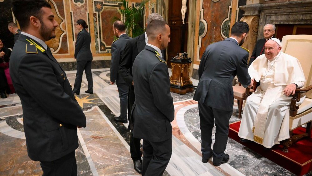 Audiência do Papa aos militares da Guarda de Finanças italiana por ocasião dos 250 anos de sua fundação (Vatican Media)