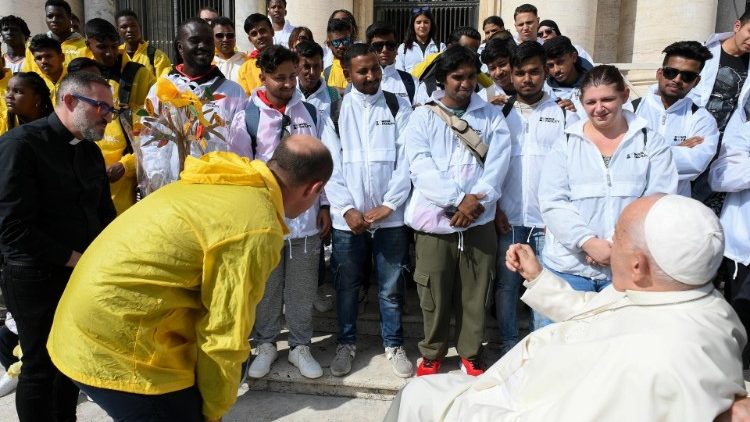 Francesco con i migranti accolti dalla coop Nova Facility