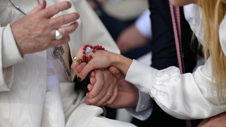 Il baciamano a fine udienza generale