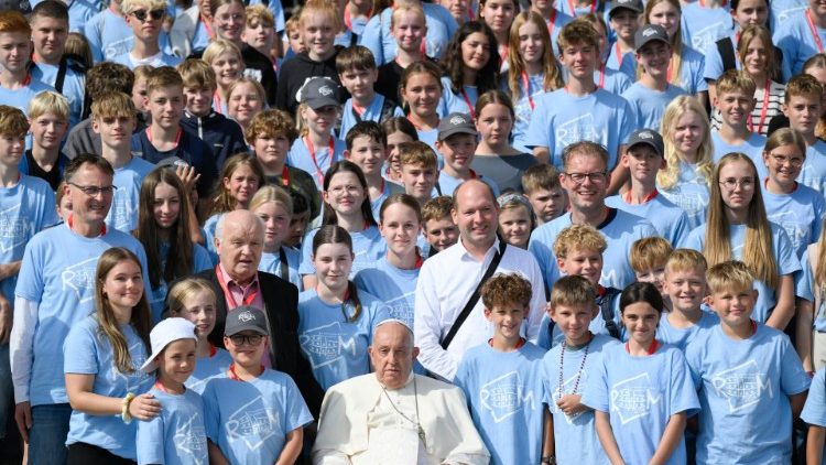 Il Papa con alcuni giovani durante l'udienza generale