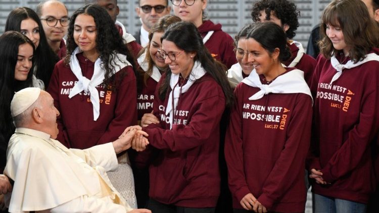 Papež s mlad&yacute;mi lidmi na letišti