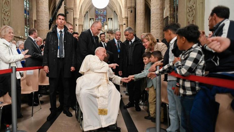 L'arrivo del Papa nella cattedrale di Notre-Dame