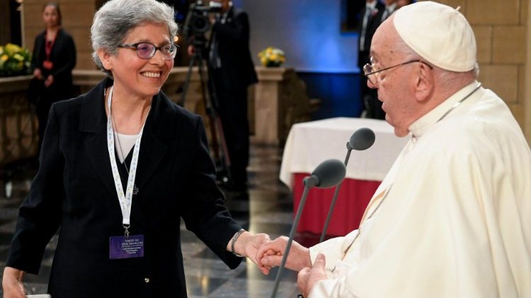 Il saluto di Francesco a una delle appartenenti alla comunità cattolica del Lussemburgo