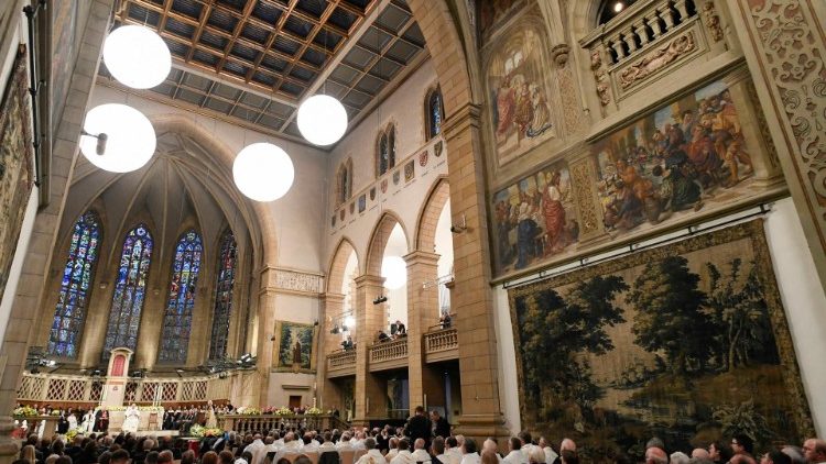 Folla nella cattedrale di Notre Dame in Lussemburgo