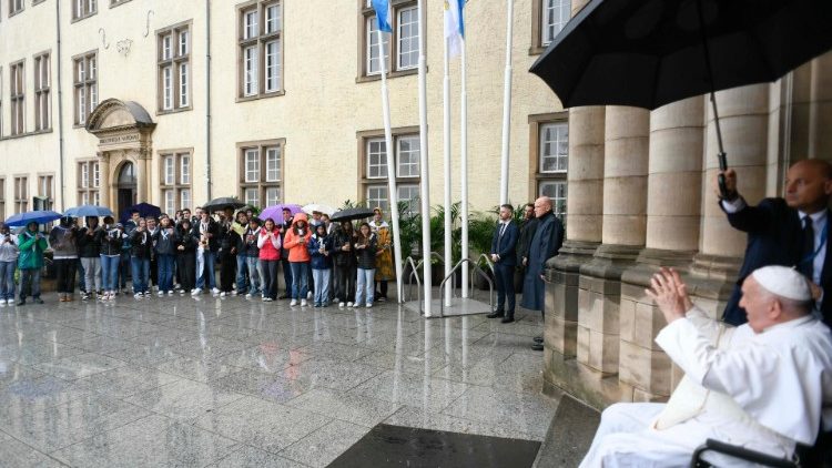 Bajo la lluvia, cientos de personas acompañaron el recorrido del Papa hasta la Catedral de Notre-Dame