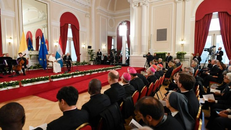 Baada ya kuwasili na kufanyiwa mapokezi ya Kitaifa, Baba Mtakatifu Francisko amekutana na kuzungumza na viongozi wa Serikali, Wanadiplomasia na Viongozi wa vyama vya kiraia kwenye Ukumbi wa mikutano wa “Cercle Citè.” 