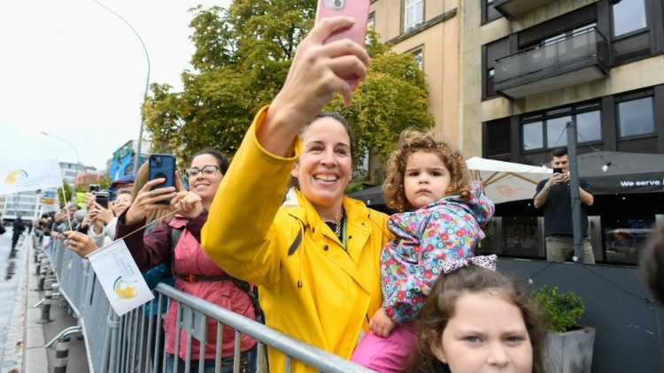 Watu waliofurika kumpokea Baba Mtakatifu Francisko