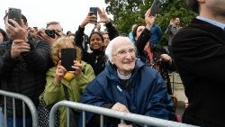 Catholic faithful in Luxembourg line the streets to meet the Pope
