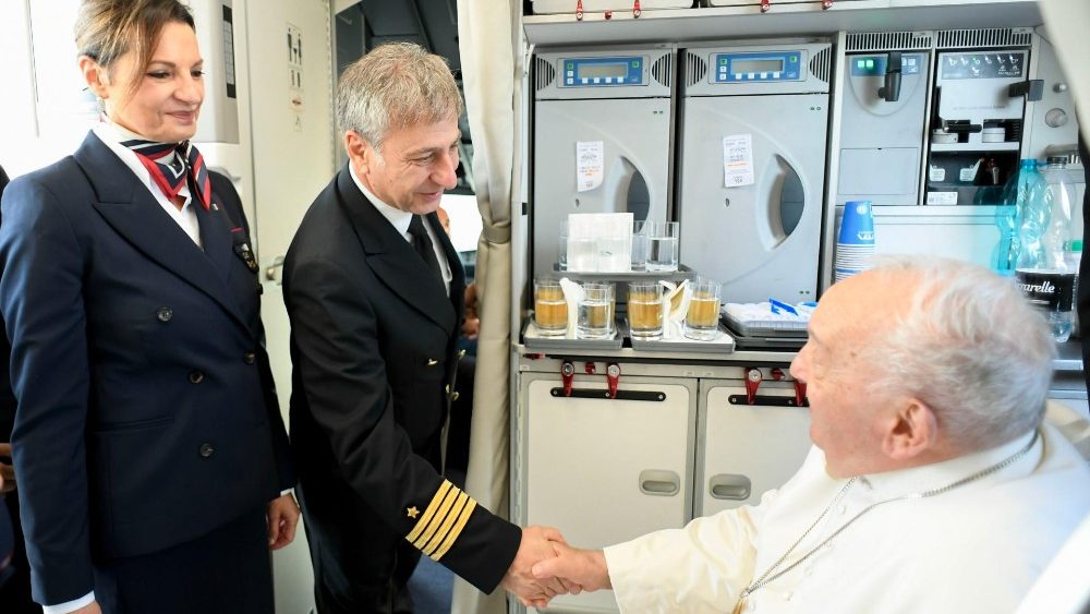 Franziskus begrüßt Bordpersonal