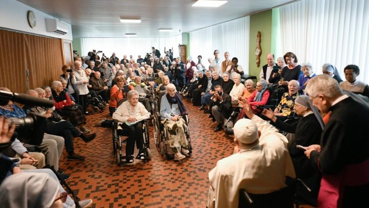 Papa Francisko amewatembele na kuwasalimu wagonjwa