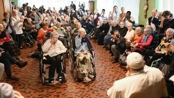  Bruxelles முதியோர் இல்லத்தில் வாழ்பவர்களுடன் திருத்தந்தை பிரான்சிஸ் (கோப்புப்படம்)