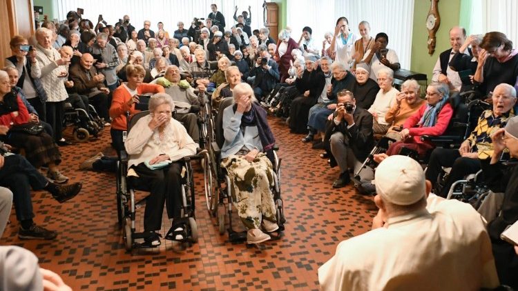  Bruxelles முதியோர் இல்லத்தில் வாழ்பவர்களுடன் திருத்தந்தை பிரான்சிஸ் (கோப்புப்படம்)