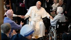 Il Papa durante l'incontro con gli anziani presso la Home Saint-Joseph a Bruxelles