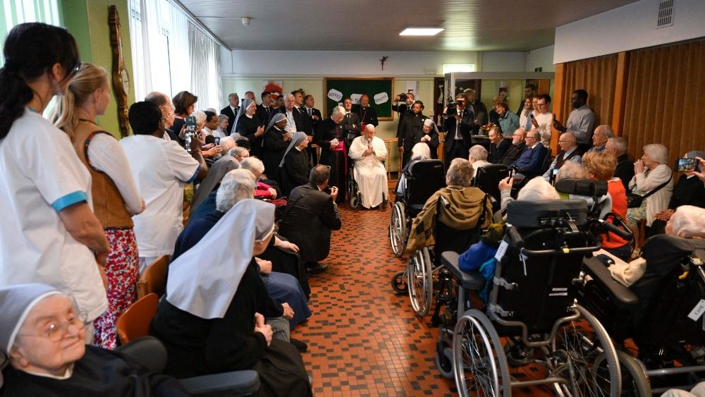 2024.09.27 Viaggio Apostolico in Belgio - Incontro con gli anziani presso la Home Saint-Joseph a Bruxelles