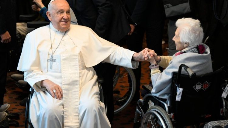 Archivbild: Papst Franziskus und ältere Menschen in Brüssel (27. September 2024)