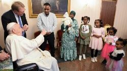 Papa Francisco encontra duas famílias de refugiados durante a sua viagem apostólica na Bélgica (foto de arquivo)