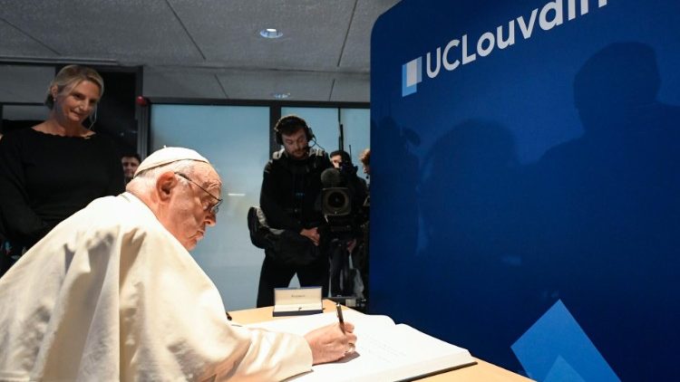 Papst Franziskus schreibt sich ins Goldene Buch der Katholischen Universität Louvain ein