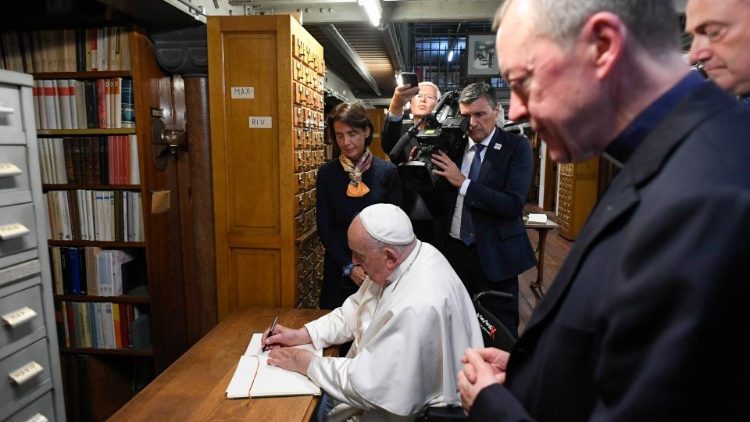 बेल्जियम के येसु संघी पुरोहित पोप फ्राँसिस के साथ