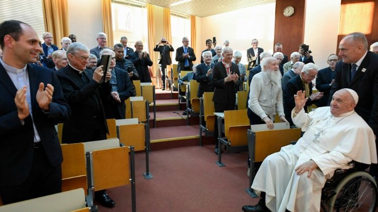 बेल्जियम के येसु संघी पुरोहित पोप फ्राँसिस के साथ