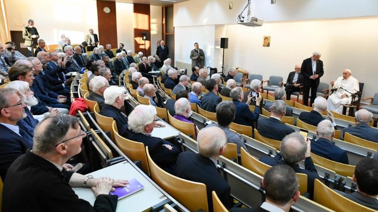 El Papa en el encuentro con los jesuitas