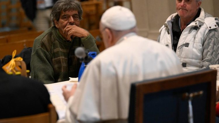 Papežova sn&iacute;daně s lidmi bez domova