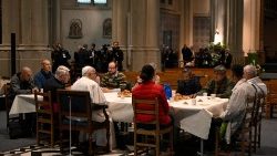 Падчас сняданку Францішка з бяздомнымі і бежанцамі ў Бруселі