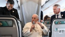 El Papa Francisco en la conferencia de prensa en el vuelo de Bruselas a Roma