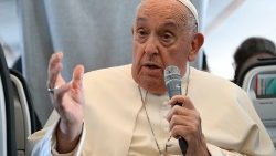 Conférence de presse du Pape François dans le vol entre Bruxelles et Rome