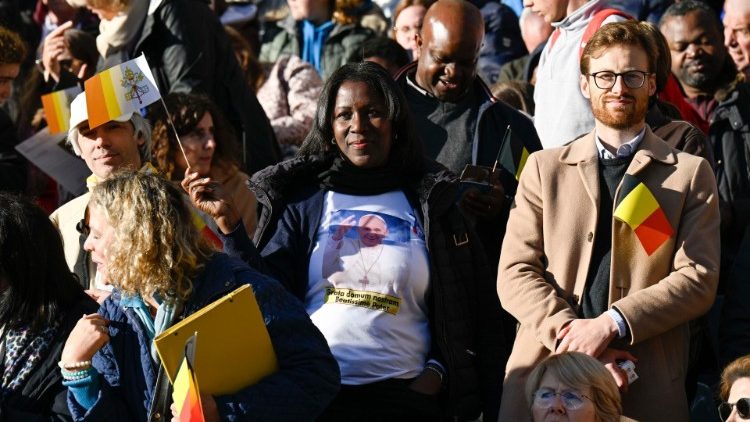 Waamini katika Misa Takatifu