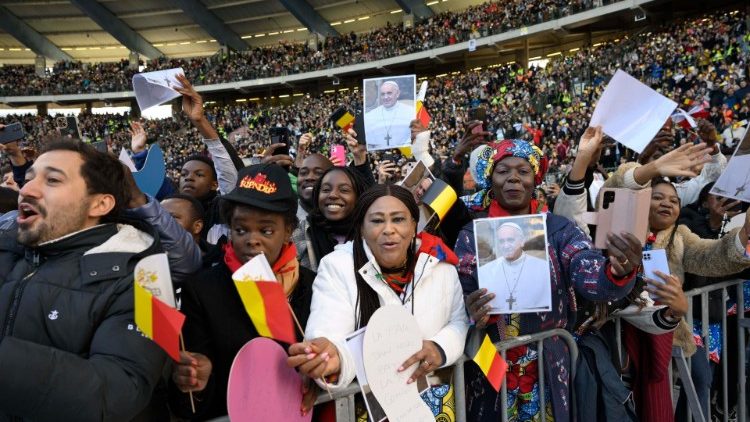 Waamini wakati wa kumkaribisha Papa Francisko kunako Septemba 2024