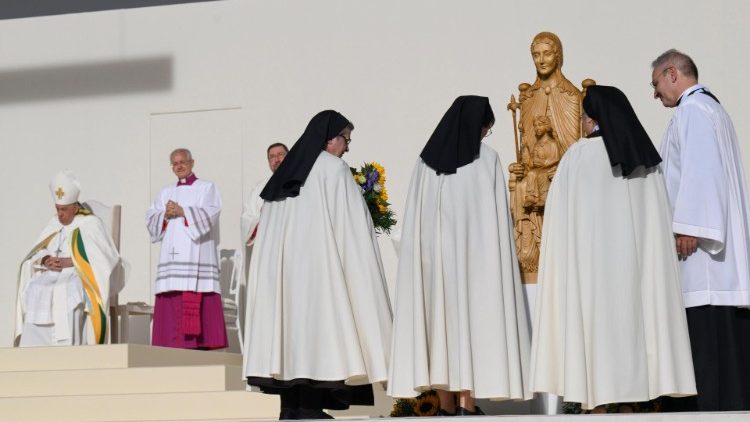Karmelitinnen bei der Messe