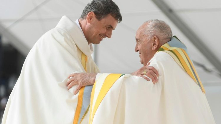 Арцыбіскуп Люк Тэрліндэн з Францішкам падчас Імшы ў Бруселі 