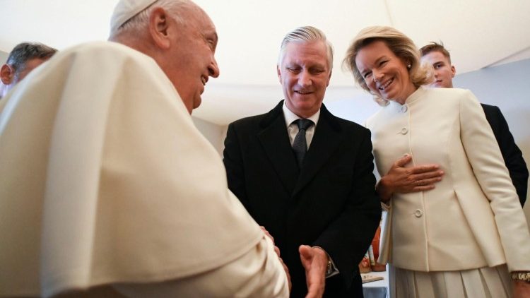 Le Pape salue le roi et la reine des Belges. L'actuel roi Philippe est le neveu du roi Baudouin. 