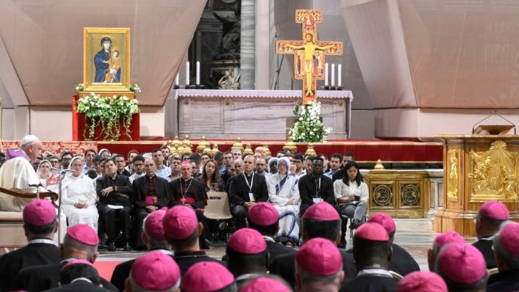 A szin&oacute;dusi r&eacute;sztvevők a szertart&aacute;son