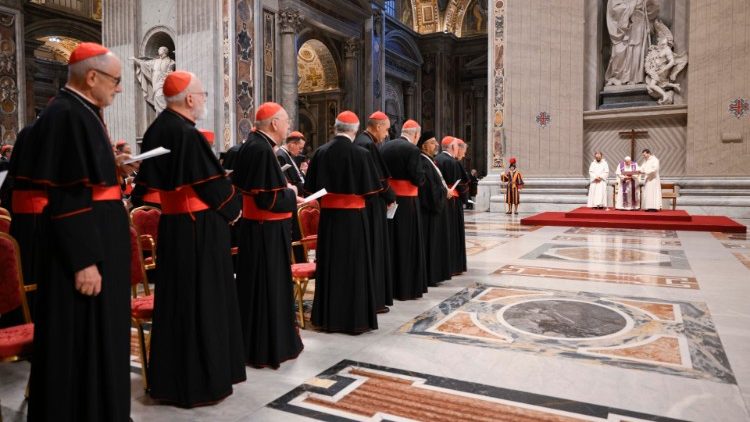 Sedem kardinalov v čakanju, da izpove sedem grehov med spokornim bogoslužjem v baziliki sv. Petra.