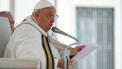 സിനഡിന്റെ ആരംഭം കുറിച്ചുകൊണ്ട് നടന്ന വിശുദ്ധ ബലിയിൽ ഫ്രാൻസിസ് പാപ്പാ പ്രഭാഷണം നടത്തുന്നു