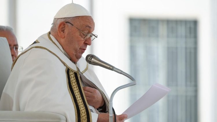 2024.10.02 Wakati wa mahubiri ya Papa kwenye ufunguzi wa Sinodi ya Maaskofu,Papa aliomba kusindikizwa kusali kwa ajili ya amani tarehe 6 na 7 Oktoba.