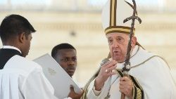 ഫ്രാൻസീസ് പാപ്പാ സിനഡുദ്ഘാടന വിശുദ്ധകുർബ്ബാനർപ്പണ വേളയിൽ, വത്തിക്കാനിൽ, വിശുദ്ധ പത്രോസിൻറെ ബസിലിക്കയുടെ അങ്കണത്തിൽ,02/10/24