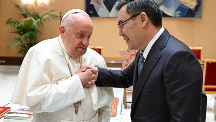 Papst Franzisus und Sadyr Zhaparov