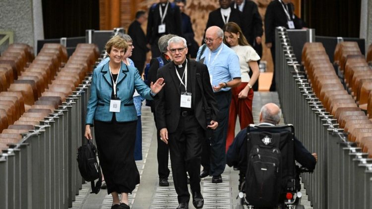 A szin&oacute;dusi r&eacute;sztvevők &eacute;rkeznek a VI. P&aacute;l-terembe