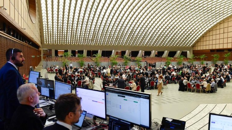 A kulissz&aacute;k m&ouml;g&ouml;tt is folyik a munka