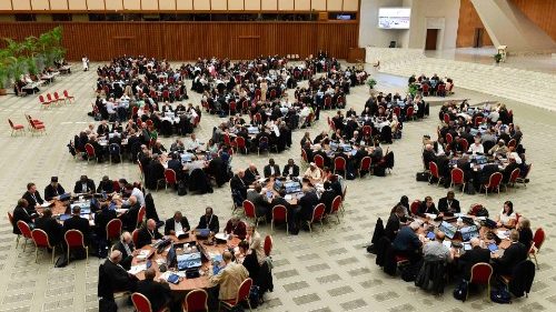 Synoda: Reflexia o žen&aacute;ch a laikoch a v&yacute;zva poč&uacute;vať t&yacute;ch, ktor&iacute; sa c&iacute;tia vyl&uacute;čen&iacute;