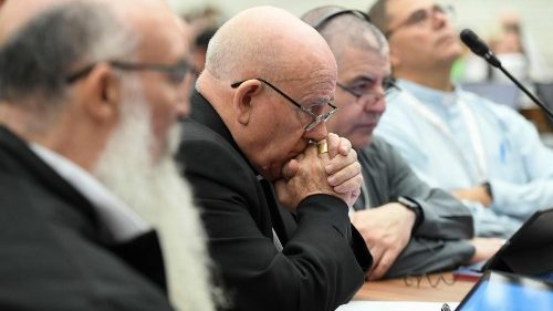 Synoda - zhromaždenie, ktor&eacute; obj&iacute;ma bolesť ľud&iacute; trpiacich vojnou